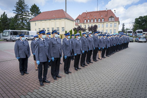 Widok na wszystkich wyróżnionych policjantów