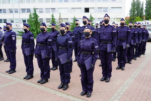 policjanci stoją w szeregu na placu