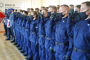 Policjanci stojący w szeregu wypowiadają rotę ślubowania.