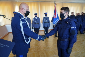 Gratulacje dla policjanta.