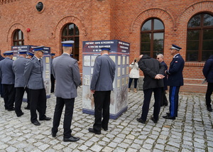 Policjanci i zaproszeni goście oglądają wystawę.