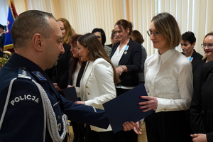 uroczystość z okazji Dnia Służby Cywilnej, wyróżnieni pracownicy otrzymują odznaczenia i gratulacje od Komendanta Wojewódzkiego Policji w Bydgoszczy