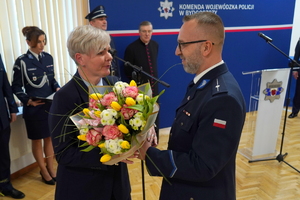 uroczystość z okazji Dnia Służby Cywilnej, wyróżnieni pracownicy otrzymują odznaczenia i gratulacje od Komendanta Wojewódzkiego Policji w Bydgoszczy