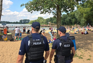 Policjanci w patrolu nad wodą.