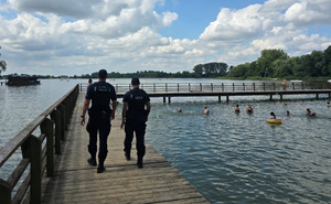 Policjanci w patrolu nad wodą.