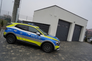Ujęcia na pomieszczenia posterunku policji i budynek z zewnątrz