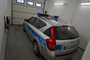 Ujęcia na pomieszczenia posterunku policji i budynek z zewnątrz