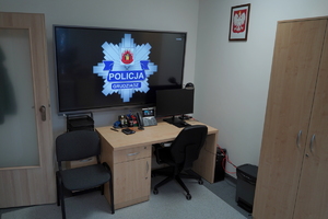 Ujęcia na pomieszczenia posterunku policji i budynek z zewnątrz