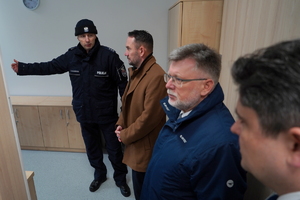 Zaproszeni goście zwiedzają pomieszczenia budynku. Oprowadza ich Komendant z Grudziądza