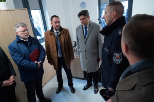 Zaproszeni goście zwiedzają pomieszczenia budynku. Oprowadza ich Komendant z Grudziądza