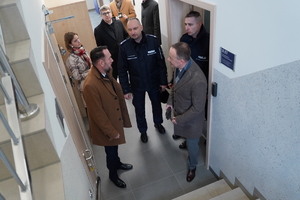 Zaproszeni goście zwiedzają pomieszczenia budynku. Oprowadza ich Komendant z Grudziądza
