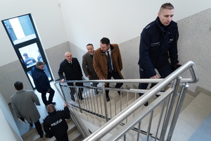 Zaproszeni goście zwiedzają pomieszczenia budynku. Oprowadza ich Komendant z Grudziądza