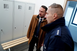 Zaproszeni goście zwiedzają pomieszczenia budynku. Oprowadza ich Komendant z Grudziądza