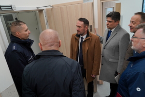Zaproszeni goście zwiedzają pomieszczenia budynku. Oprowadza ich Komendant z Grudziądza
