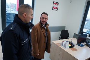 Zaproszeni goście zwiedzają pomieszczenia budynku. Oprowadza ich Komendant z Grudziądza