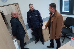 Zaproszeni goście zwiedzają pomieszczenia budynku. Oprowadza ich Komendant z Grudziądza