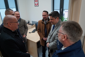 Zaproszeni goście zwiedzają pomieszczenia budynku. Oprowadza ich Komendant z Grudziądza