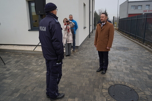 oficjalna uroczystość otwarcia posterunku, gdzie Komendanta Wojewódzki Policji w Bydgoszczy i zaproszeni goście przemawiają do policjantów oraz zaproszonych gości