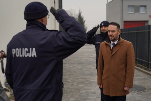 oficjalna uroczystość otwarcia posterunku, gdzie Komendanta Wojewódzki Policji w Bydgoszczy i zaproszeni goście przemawiają do policjantów oraz zaproszonych gości
