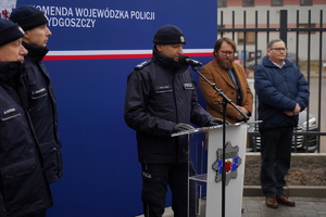 oficjalna uroczystość otwarcia posterunku, gdzie Komendanta Wojewódzki Policji w Bydgoszczy i zaproszeni goście przemawiają do policjantów oraz zaproszonych gości