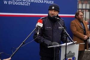 oficjalna uroczystość otwarcia posterunku, gdzie Komendanta Wojewódzki Policji w Bydgoszczy i zaproszeni goście przemawiają do policjantów oraz zaproszonych gości
