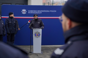 oficjalna uroczystość otwarcia posterunku, gdzie Komendanta Wojewódzki Policji w Bydgoszczy i zaproszeni goście przemawiają do policjantów oraz zaproszonych gości