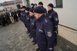 oficjalna uroczystość otwarcia posterunku, gdzie Komendanta Wojewódzki Policji w Bydgoszczy i zaproszeni goście przemawiają do policjantów oraz zaproszonych gości