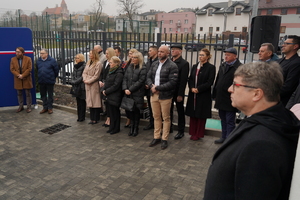 oficjalna uroczystość otwarcia posterunku, gdzie Komendanta Wojewódzki Policji w Bydgoszczy i zaproszeni goście przemawiają do policjantów oraz zaproszonych gości