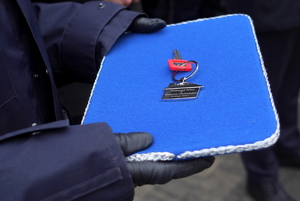 oficjalna uroczystość otwarcia posterunku, gdzie Komendanta Wojewódzki Policji w Bydgoszczy i zaproszeni goście przemawiają do policjantów oraz zaproszonych gości