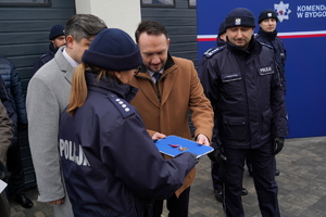 oficjalna uroczystość otwarcia posterunku, gdzie Komendanta Wojewódzki Policji w Bydgoszczy i zaproszeni goście przemawiają do policjantów oraz zaproszonych gości