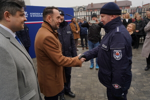oficjalna uroczystość otwarcia posterunku, gdzie Komendanta Wojewódzki Policji w Bydgoszczy i zaproszeni goście przemawiają do policjantów oraz zaproszonych gości