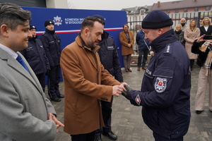 oficjalna uroczystość otwarcia posterunku, gdzie Komendanta Wojewódzki Policji w Bydgoszczy i zaproszeni goście przemawiają do policjantów oraz zaproszonych gości