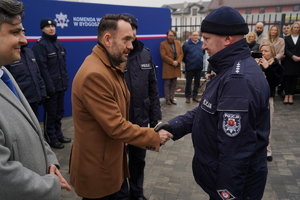 oficjalna uroczystość otwarcia posterunku, gdzie Komendanta Wojewódzki Policji w Bydgoszczy i zaproszeni goście przemawiają do policjantów oraz zaproszonych gości