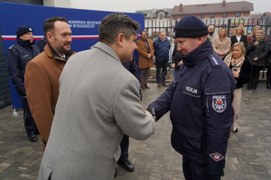 oficjalna uroczystość otwarcia posterunku, gdzie Komendanta Wojewódzki Policji w Bydgoszczy i zaproszeni goście przemawiają do policjantów oraz zaproszonych gości