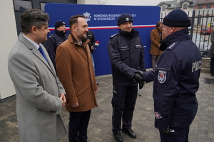 oficjalna uroczystość otwarcia posterunku, gdzie Komendanta Wojewódzki Policji w Bydgoszczy i zaproszeni goście przemawiają do policjantów oraz zaproszonych gości
