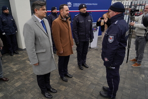 oficjalna uroczystość otwarcia posterunku, gdzie Komendanta Wojewódzki Policji w Bydgoszczy i zaproszeni goście przemawiają do policjantów oraz zaproszonych gości