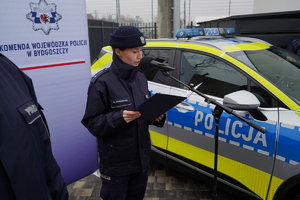 oficjalna uroczystość otwarcia posterunku, gdzie Komendanta Wojewódzki Policji w Bydgoszczy i zaproszeni goście przemawiają do policjantów oraz zaproszonych gości