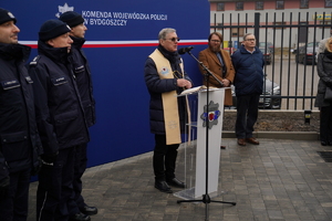 oficjalna uroczystość otwarcia posterunku, gdzie Komendanta Wojewódzki Policji w Bydgoszczy i zaproszeni goście przemawiają do policjantów oraz zaproszonych gości