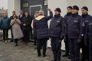 oficjalna uroczystość otwarcia posterunku, gdzie Komendanta Wojewódzki Policji w Bydgoszczy i zaproszeni goście przemawiają do policjantów oraz zaproszonych gości
