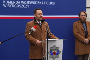 oficjalna uroczystość otwarcia posterunku, gdzie Komendanta Wojewódzki Policji w Bydgoszczy i zaproszeni goście przemawiają do policjantów oraz zaproszonych gości