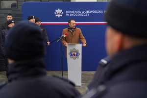 oficjalna uroczystość otwarcia posterunku, gdzie Komendanta Wojewódzki Policji w Bydgoszczy i zaproszeni goście przemawiają do policjantów oraz zaproszonych gości
