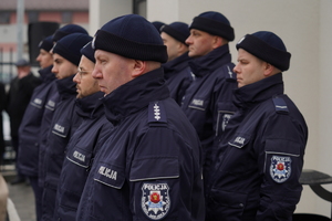 oficjalna uroczystość otwarcia posterunku, gdzie Komendanta Wojewódzki Policji w Bydgoszczy i zaproszeni goście przemawiają do policjantów oraz gości