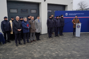 oficjalna uroczystość otwarcia posterunku, gdzie Komendanta Wojewódzki Policji w Bydgoszczy i zaproszeni goście przemawiają do policjantów oraz gości