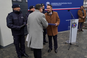 oficjalna uroczystość otwarcia posterunku, gdzie Komendanta Wojewódzki Policji w Bydgoszczy i zaproszeni goście przemawiają do policjantów oraz gości