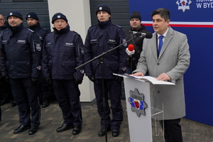 oficjalna uroczystość otwarcia posterunku, gdzie Komendanta Wojewódzki Policji w Bydgoszczy i zaproszeni goście przemawiają do policjantów oraz gości