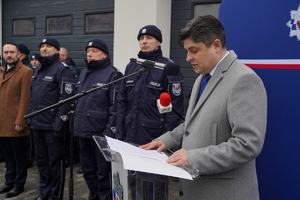oficjalna uroczystość otwarcia posterunku, gdzie Komendanta Wojewódzki Policji w Bydgoszczy i zaproszeni goście przemawiają do policjantów oraz gości