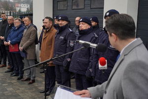 oficjalna uroczystość otwarcia posterunku, gdzie Komendanta Wojewódzki Policji w Bydgoszczy i zaproszeni goście przemawiają do policjantów oraz gości