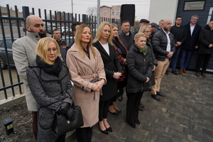 oficjalna uroczystość otwarcia posterunku, gdzie Komendanta Wojewódzki Policji w Bydgoszczy i zaproszeni goście przemawiają do policjantów oraz gości