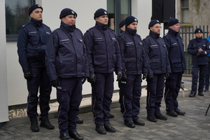 oficjalna uroczystość otwarcia posterunku, gdzie Komendanta Wojewódzki Policji w Bydgoszczy i zaproszeni goście przemawiają do policjantów oraz gości