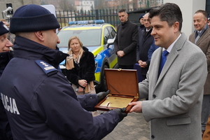 oficjalna uroczystość otwarcia posterunku, gdzie Komendanta Wojewódzki Policji w Bydgoszczy i zaproszeni goście przemawiają do policjantów oraz gości